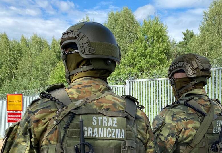 Polskiej granicy z Białorusią strzegą uzbrojeni funkcjonariusze Straży Granicznej