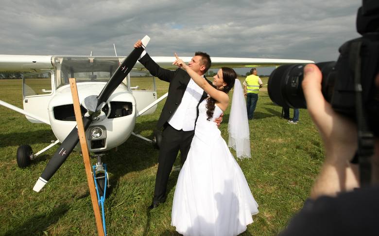 Sesja ślubna na pikniku lotniczym we Wrocławiu