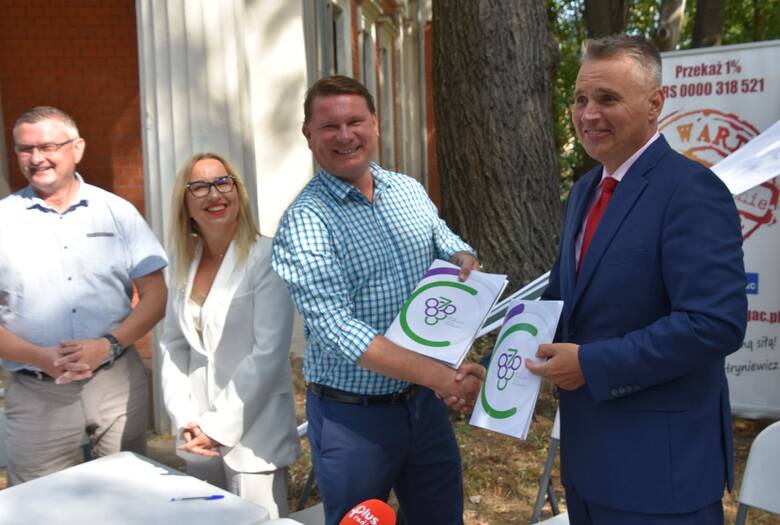 W środę, 10 sierpnia, prezydent Janusz Kubicki podpisał umowę z Pawłem Jakubowskim, prezes zarządu firmy PRO-INFA - wykonawcą rewitalizacji Parku Ty