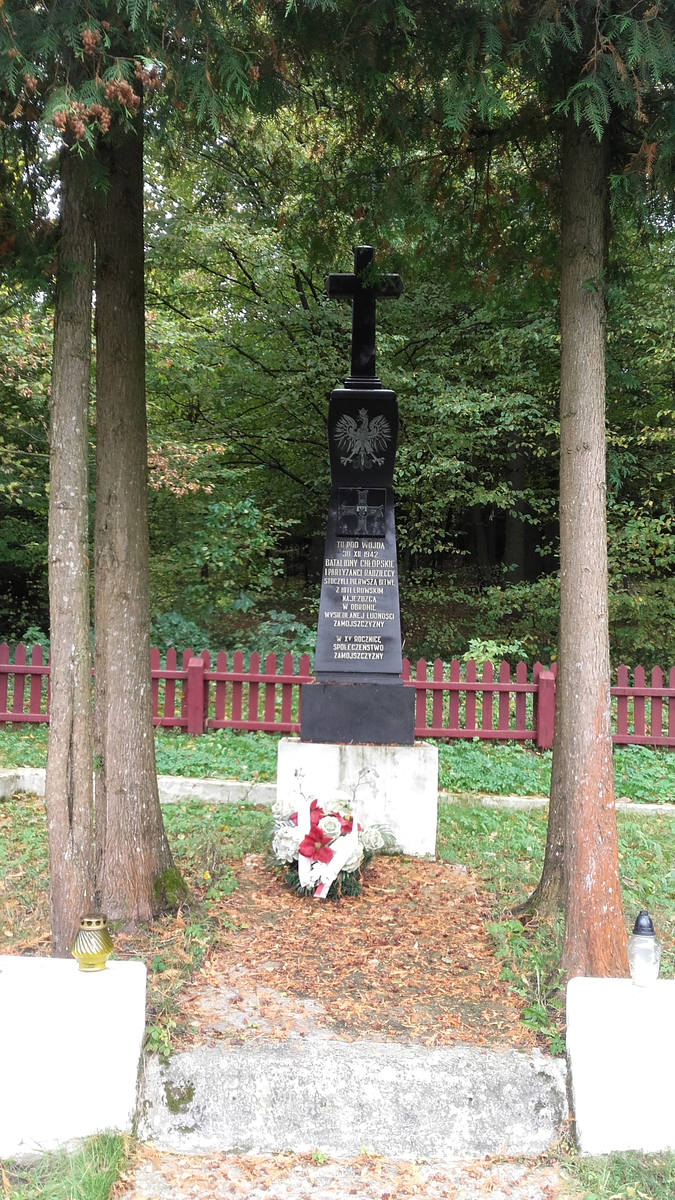 Mieszkańcy Zamojszczyzny pamiętają o swojej historii. Pomnik upamiętniający partyzancką bitwę znajduje się w Wojdzie.