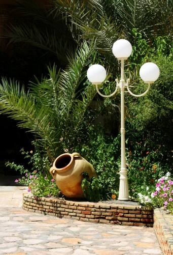 Wybierając lampy do ogrodu, zwróćmy też uwagę, żeby pasowały do stylu naszego domu i ogrodu.