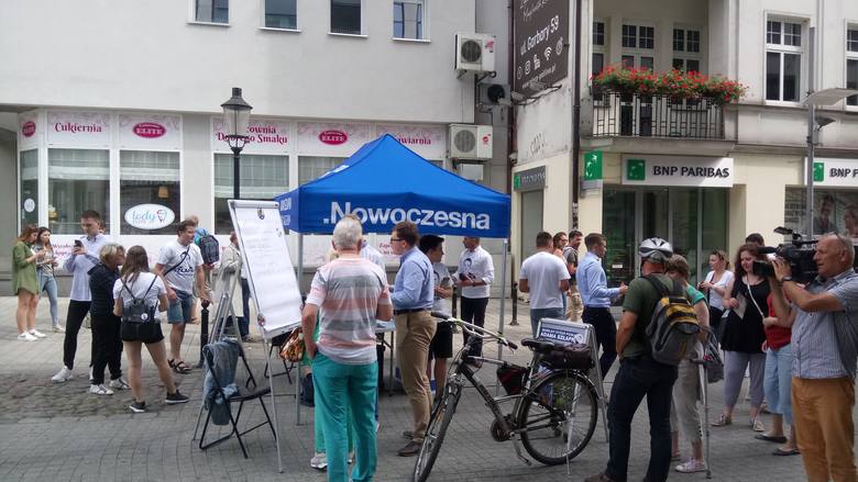 W poniedziałek 22 lipca po godzinie 14 na ulicy Półwiejskiej w Poznaniu poseł Adam Szłapka rozpoczął rozmowy z mieszkańcami Poznania. 