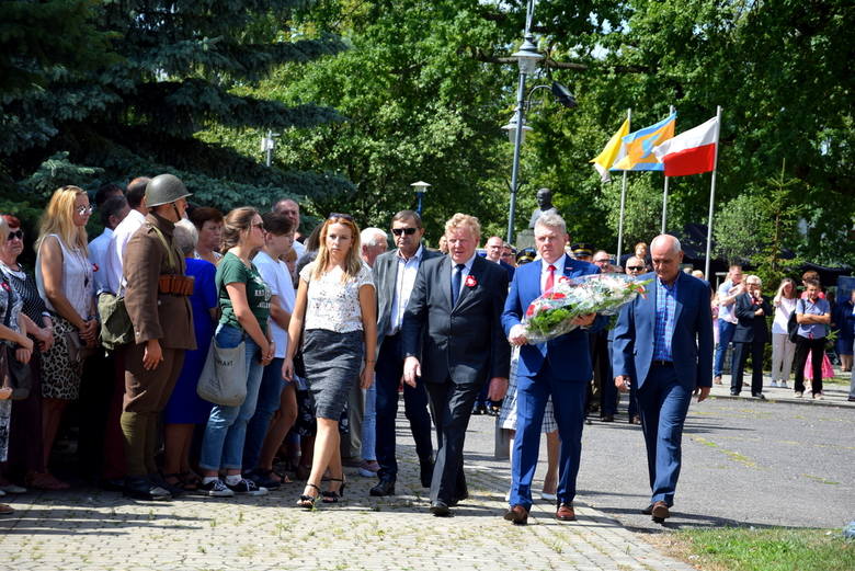 Święto Wojska Polskiego 2019: uroczystość złożenia kwiatów pod pomnikiem [ZDJĘCIA, FILM]