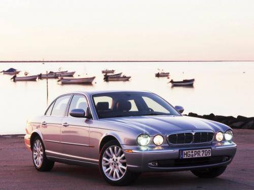 Fot. Jaguar: Smaku brytyjskiej elegancji w wykonaniu Jaguara XJ Super V8 można zażyć za kwotę 515 tys. zł.