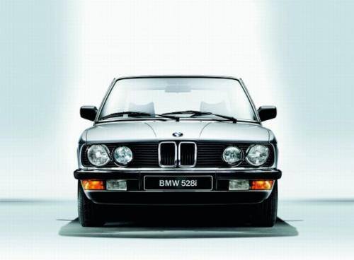 W latach 80. BMW wypracował rozpoznawalny przód, na zdjęciu BMW 528i z 1981 r.