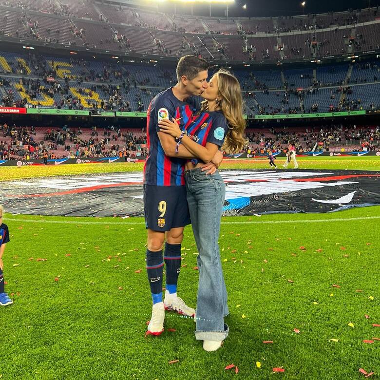 Robert Lewandowski świętował mistrzostwo Hiszpanii z żoną Anną i córkami. Piękne obrazki z fety na Camp Nou
