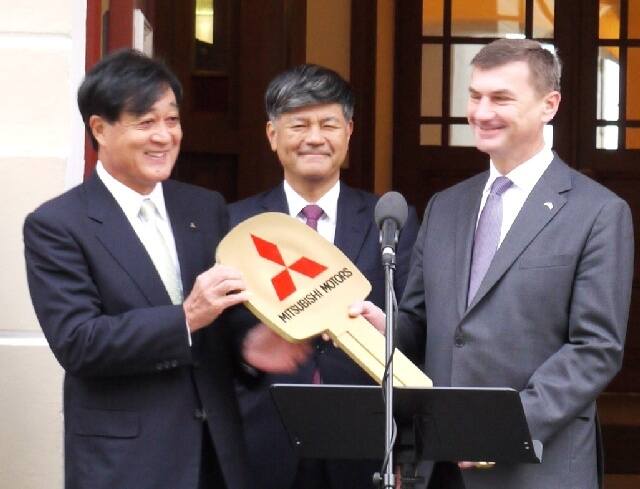 Na zdjęciu od lewej: Osamu Masuko, prezes firmy Mitsubishi Motors, w środku: Akinobu Ogata, wiceprezes firmy Mitsubishi Corporation, po prawej: Andrus