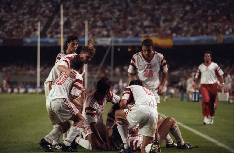 8 sierpnia 1992. Finał olimpisjki Barcelona; Hiszpania - Polska (3:2).   Ryszard Staniek (leży) po strzeleniu gola. Od lewej Piotr Świerczewski, Jerzy