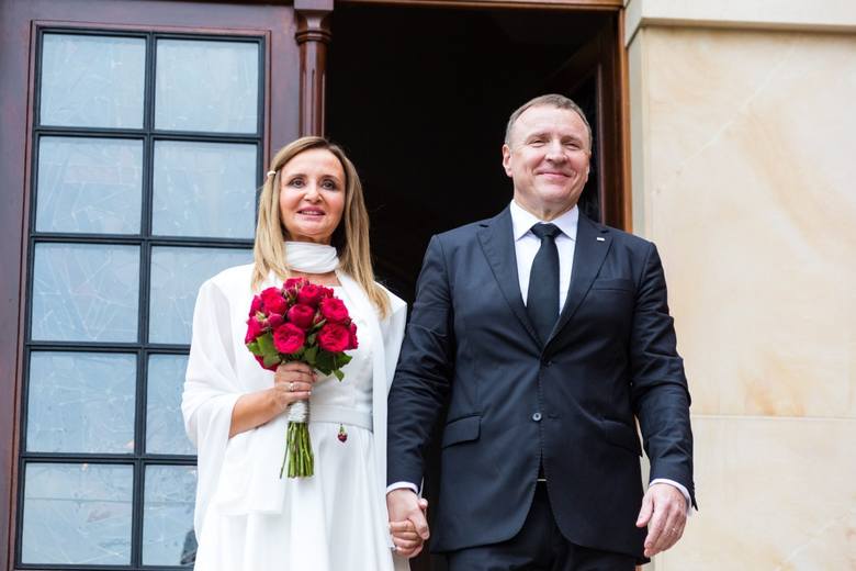 18 lipca 2020ślub Jacka Kurskiego18 lipca Jacek Kurski wziął swój drugi ślub kościelny z dziennikarką Joanną Klimek. Ceremonia odbyła się na terenie