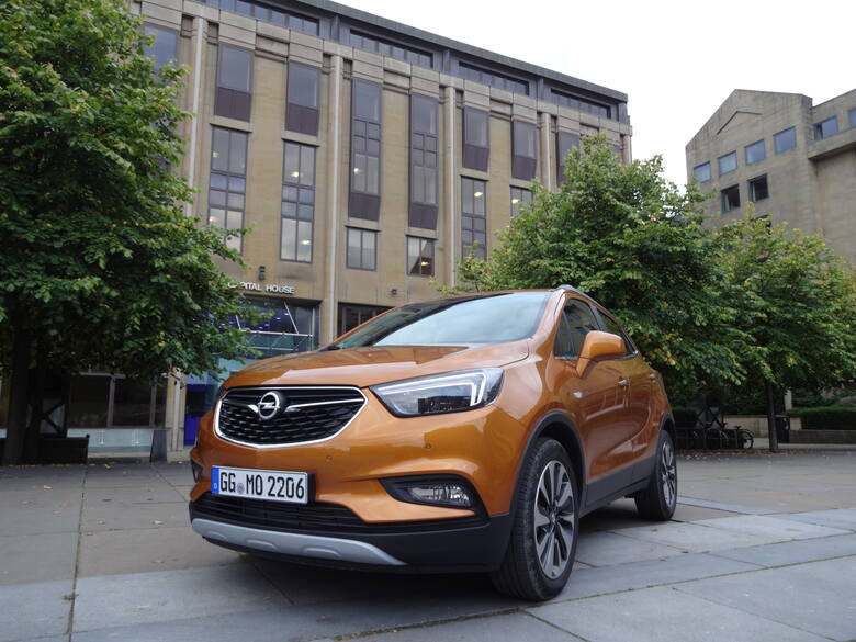 Opel Mokka XW Polsce najtańsza wersja Essentia z silnikiem 1.6 Ecotec o mocy 115 KM i napędem na przednią oś kosztuje 72 450 zł. W standardzie klienci