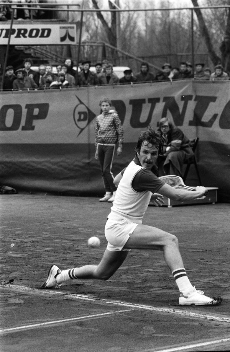 Rok 1975. Wojciech Fibak podczas jednego z tenisowych turniejów.