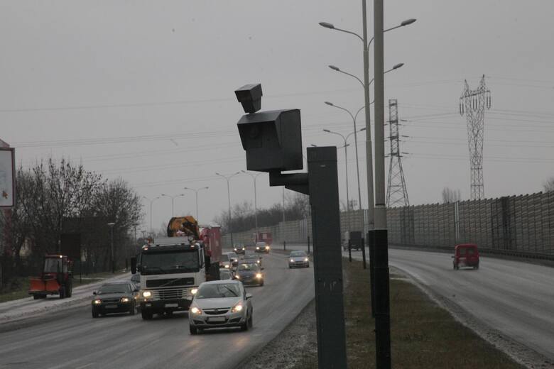 Szare maszty fotoradarów mają zniknąć z dróg Fot: Grzegorz Gałasiński
