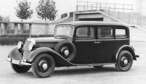 Fot. Mercedes-Benz: Pierwszy samochód osobowy z silnikiem wysokoprężnym Mercedes-Benz 260 D wyprodukowano w 1936 r. Napędzany był 4-cylindrowym silnikiem