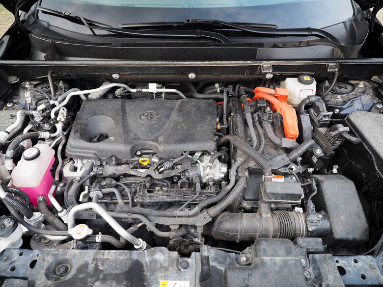 Toyota RAV4 to sprawdzony, bardzo lubiany i świetnie sprzedający się samochód, który posiada rewelacyjny napęd hybrydowy. Czy hybryda plug-in również