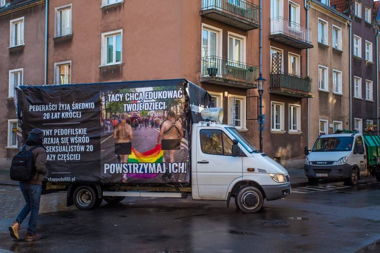 „Antyhomoseksualny” samochód, jeżdżący po Gdańsku