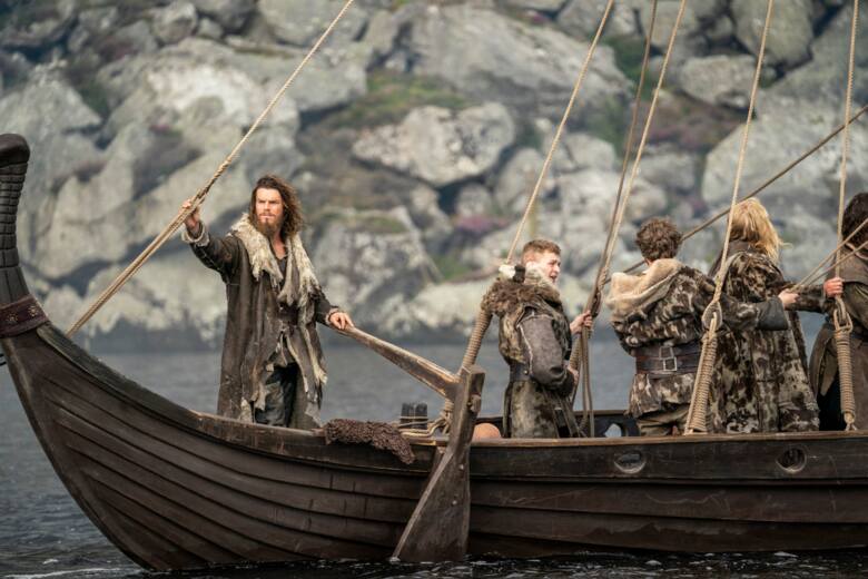 Vikings: Valhalla. Sam Corlett jako Leif, Gavan O'Connor-Duffy jako Nial w pierwszym odcinku serialu Vikings: Valhalla.