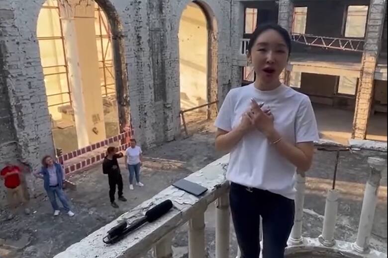 Chińska śpiewaczka operowa śpiewa "Katiuszę". Zrobiła to w ruinach teatru w Mariupolu