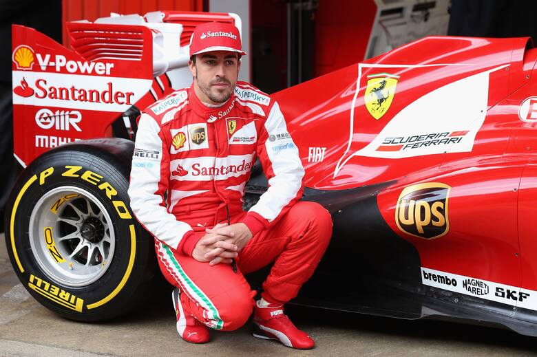 Fernando Alonso na tle nowego bolidu Fot: UPS