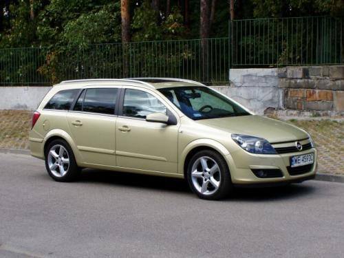 Fot. Ryszard Polit: Opel Astra III w wersji kombi to zgrabny pojazd o interesującej sylwetce.