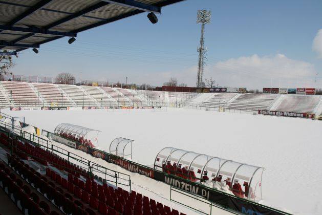 Boisko piłkarskiej drużyny Widzewa przykrywa gruba warstwa śniegu.