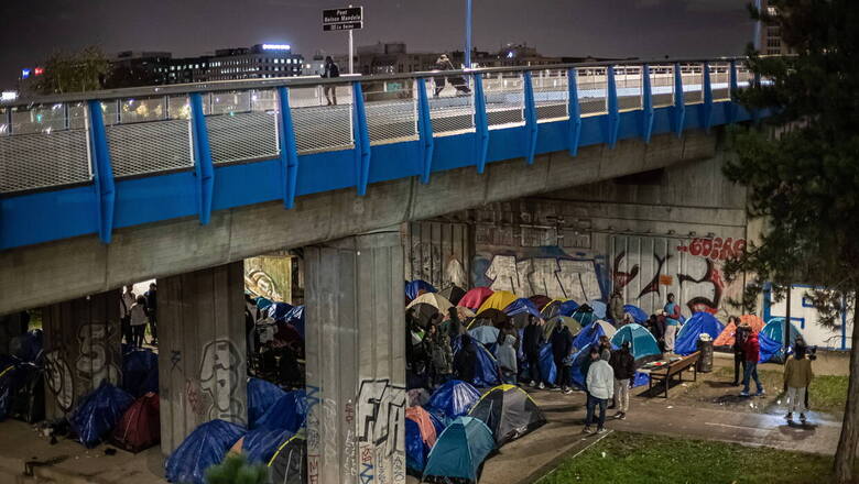 Migranci chowają się pod mostami Paryża. Wolontariusze dają im jeść
