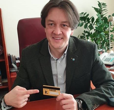 Burmistrz Kozienic Piotr Kozłowski prezentuje kartę, która jest oznaczona jest numerem 00 26900 000000001.