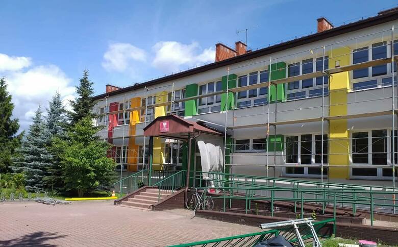 Nowe okna i elewacja szkoły w Mniszku po termomodernizacji.