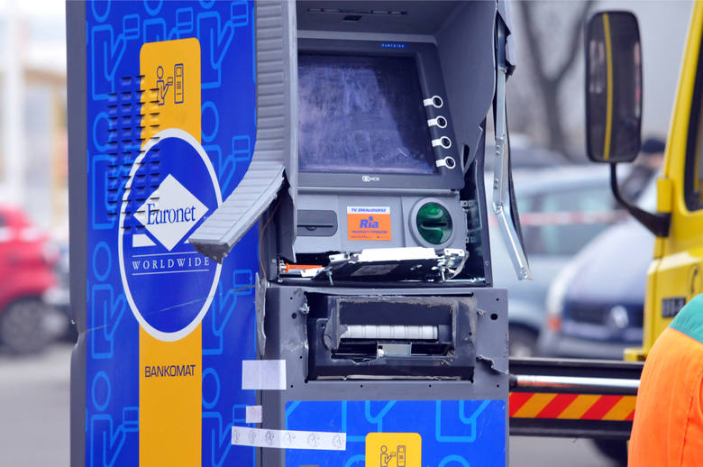 W styczniu 2015 doszło do próby kradzieży bankomatu w Osielsku. Na zdjęciu: policja zabezpiecza ślady na miejscu przestępstwa