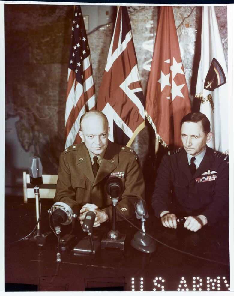 Wystąpienie generała Dwighta D. Eisenhowera (po lewej) i marszałka lotnictwa Sir Arthura Teddera po podpisaniu przez Niemcy aktu bezwarunkowej kapitulacji
