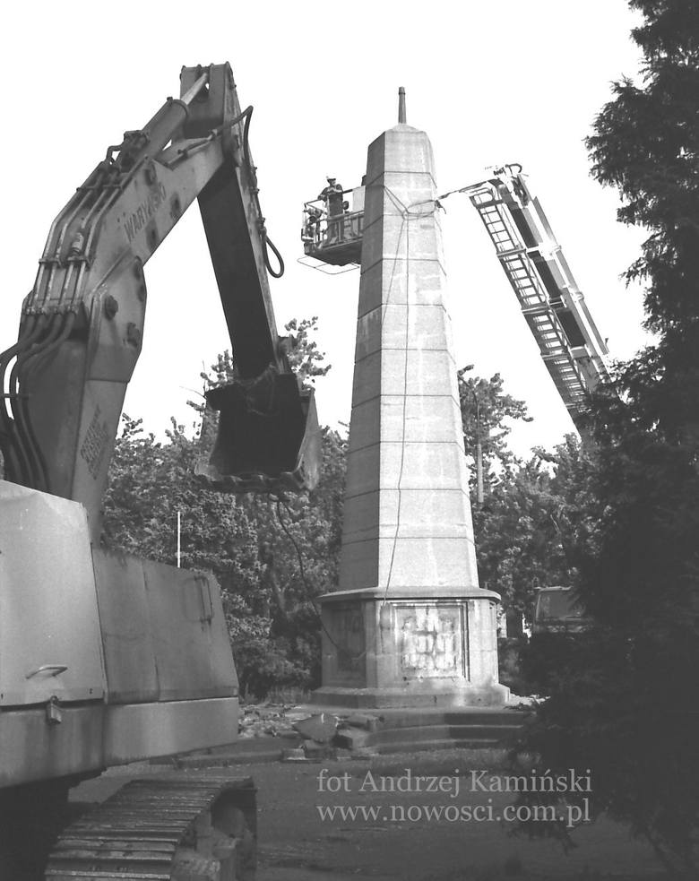 Pomnik Wdzięczności został odsłonięty 9 maja 1946 roku. Decyzja o jego rozbiórce zapadła w roku 1997.  Miało pójść gładko szybko, okazało się jednak, że betonowy monument będzie bardzo twardym orzechem do zgryzienia
