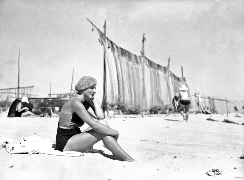 Kobieta na plaży w Helu 