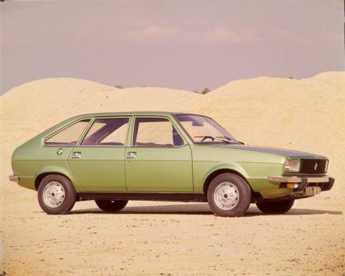 Fot. Renault: Czołowy model tego producenta R20 z 1975 r. miał też nadwozie hatchback.