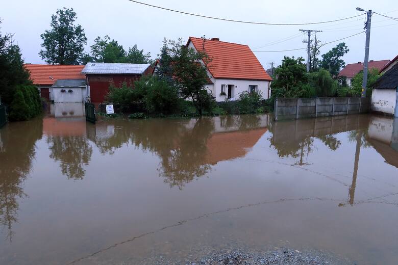 Zalana przez Czarną Wodę miejscowość Strzelce, przy drodze krajowej nr 35 Wrocław - Świdnica