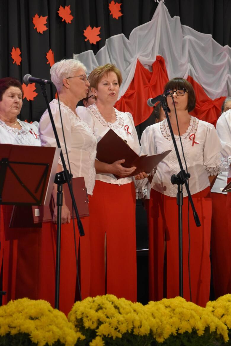 W Domu Ludowym w Porębie Wielkiej (gmina Oświęcim) odbył się patriotyczny spektakl muzyczny