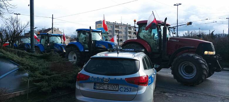 Około godziny 13 przed Urzędem Wojewódzkim w Bydgoszczy zaczęła ustawiać się kolumna maszyn rolniczych, która blokuje ruch na rondzie Jagiellonów, ulicy