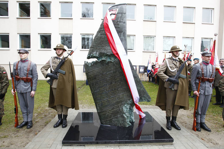 Rzeszów: Odsłonięcie pomnika ofiar pomnik katastrofy smoleńskiej