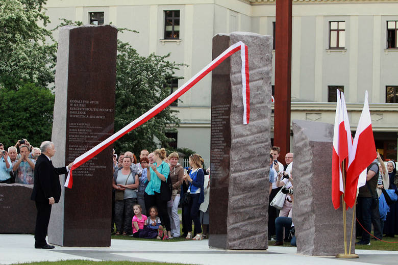 Łódź: Uroczystość odsłonięcia pomnika ofiar katastrofy smoleńskiej