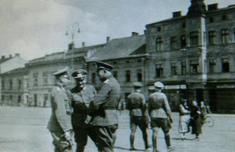 8 października 1939 roku Oświęcim dekretem Hitlera został wcielony do III Rzeszy. Jego nazwa  została zmieniona przez okupanta na Auschwitz. Niemieccy