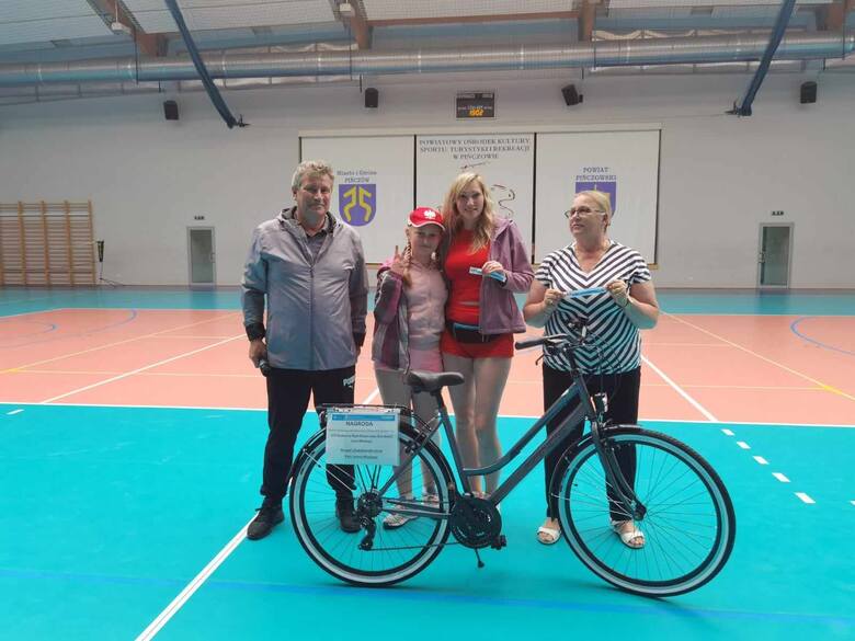 Szczęśliwcy wylosowali rowery ufundowane przez panią Irenę Moskwę z rodziną oraz Zarząd Powiatu Pińczowskiego