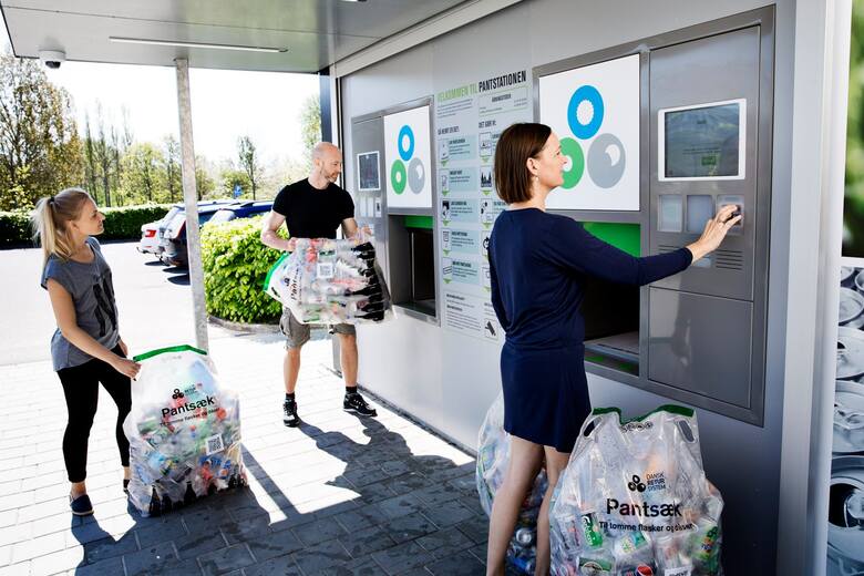 Za zwrócone do automatów plastikowe butelki mieszkańcy wielu krajów europejskich dostają kupony z pieniędzmi do wydania w sklepie.