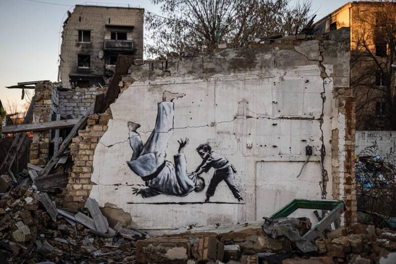 Na Ukrainie pojawiły się prace Banksy'ego, anonimowego artysty związanego ze street-artem.
