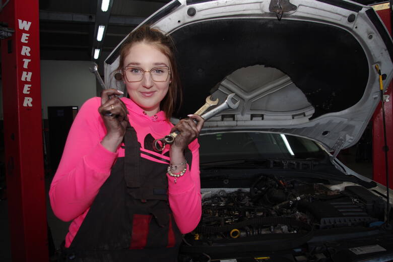 Weronika Pabis jest mechanikiem samochodowym. Lubi naprawiać auta i nosić czerwone szpilki