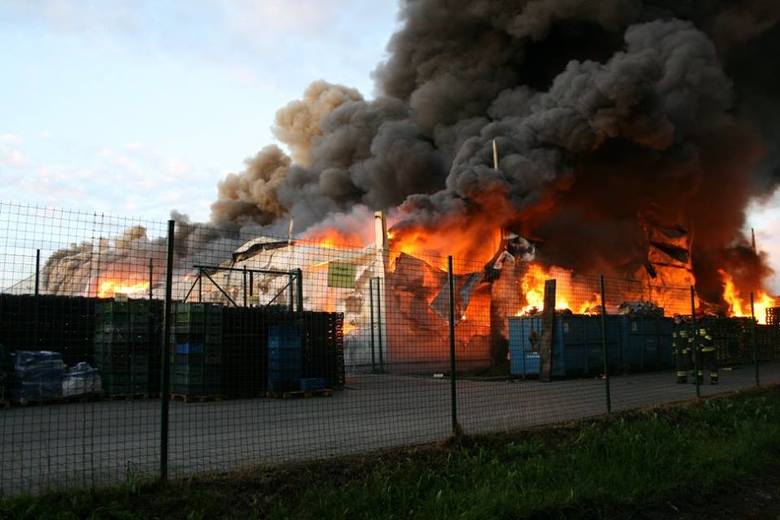 Pożar hali produkcyjnej firmy Hajduk w Lipinkach (pow. wschowski) wybuchł w czwartek, 2 czerwca.