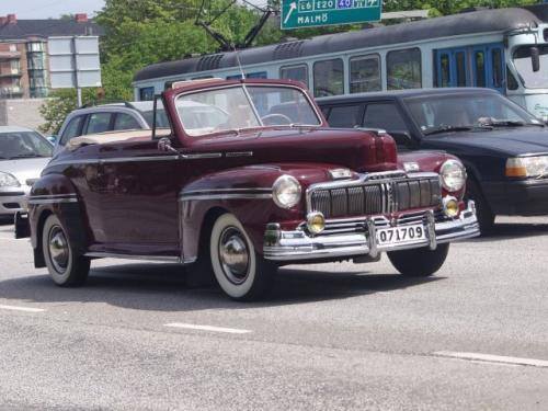 Fot. M. Kij: Ford wprowadził średniej klasy markę Mercury w 1939 r. Subtelny na początku, smukły przód zmienił się do 1946 r. w szeroką, strojną fas