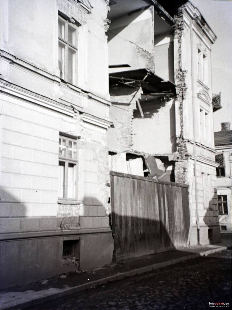 1941, Kamienica przy ul. Jagiellońskiej 27. Podczas odbudowy i remontu usunięto elementy architektoniczne z elewacji. Została rozebrana w 2012 r. 
