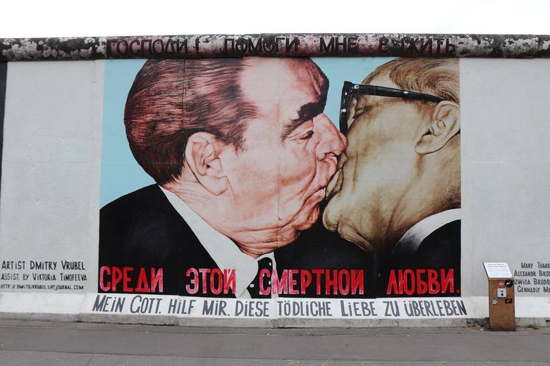 Całowanie w usta na powitanie może być dziwne, jeśli robią to mężczyźni. Na Wschodzie Europy taki gest nie wywołuje zgorszenia.