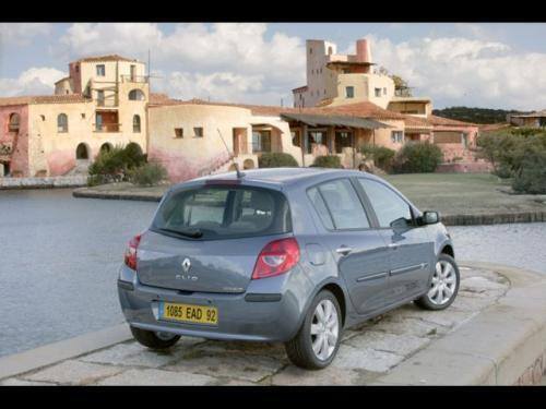 Fot. Renault: Podobnie jak w Peugeocie 207, w trzeciej generacji Clio po złożeniu tylnej kanapy.