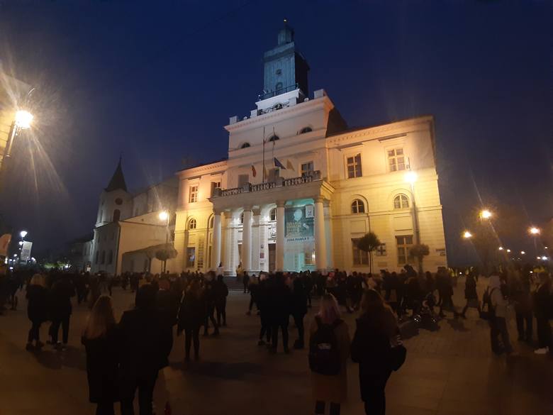 Protest w Lublinie. Uczniowie razem z kobietami przeciwko zaostrzaniu prawa aborcyjnego. „Grzeczni już byliśmy