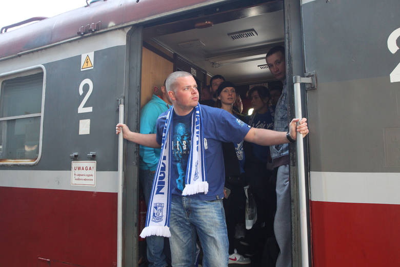 Kibice Lecha Poznań od dwóch lat na finał Pucharu Polski podróżowali przede wszystkim pociągami specjalnymi. Nigdy nie mieli jednak takich problemów z ich organizacją jak w tym roku<br /> 