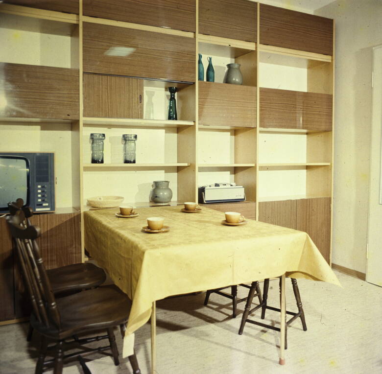 Warszawa 23.11.1972. Wnętrze mieszkania na osiedlu Stegny zaaranżowane przez Instytut Wzornictwa Przemysłowego (IWP)